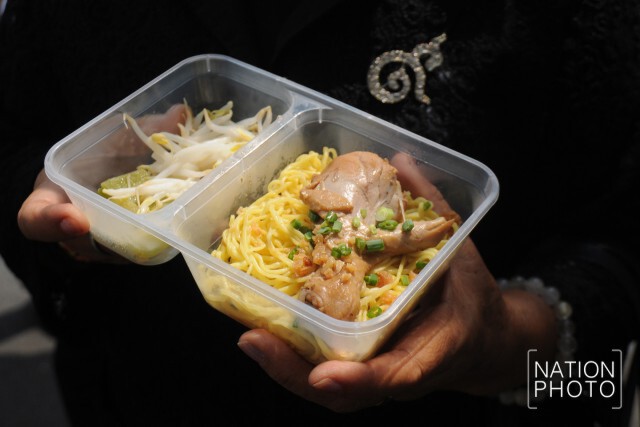 สมเด็จพระเจ้าอยู่หัว โปรดเกล้าฯ พระราชทานอาหาร น้ำดื่มแก่ปชช.