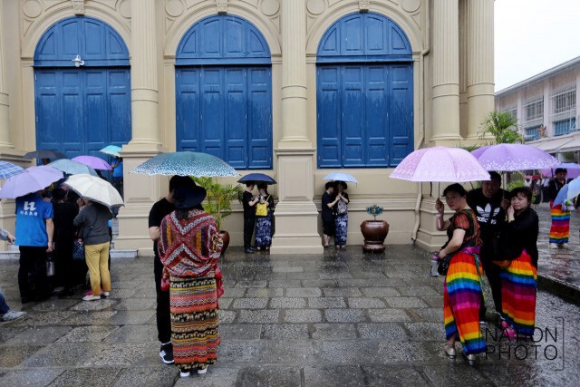 สายฝนโปรยปรายทั่วกทม.
นทท.ยืนกางร่มหลบฝนที่วัดพระแก้ว