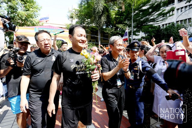 (ภาพชุด) วิ่ง "1 ล้าน 5 แสนก้าว" วิ่งเพื่อชีวิต ถึง รพ.ศิริราชแล้ว
รวมยอดเงินบริจาค 125 ล้านบาท