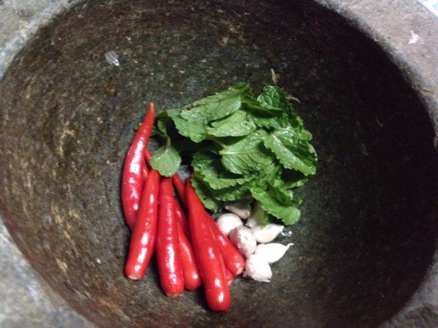 ครัวน้าคม : ยำไข่ดาว น้ำยำสูตรสะระแหน่ รสแซ่บ ประหยัด  อร่อยง่ายๆได้ที่บ้าน