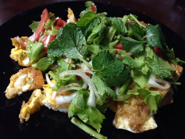 ครัวน้าคม : ยำไข่ดาว น้ำยำสูตรสะระแหน่ รสแซ่บ ประหยัด  อร่อยง่ายๆได้ที่บ้าน