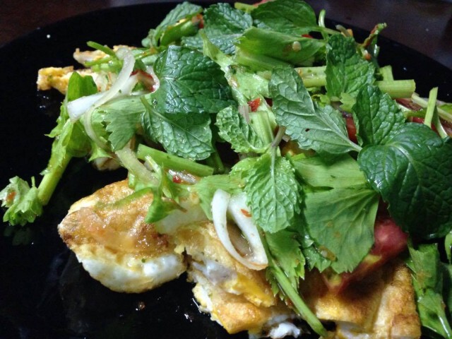ครัวน้าคม : ยำไข่ดาว น้ำยำสูตรสะระแหน่ รสแซ่บ ประหยัด  อร่อยง่ายๆได้ที่บ้าน