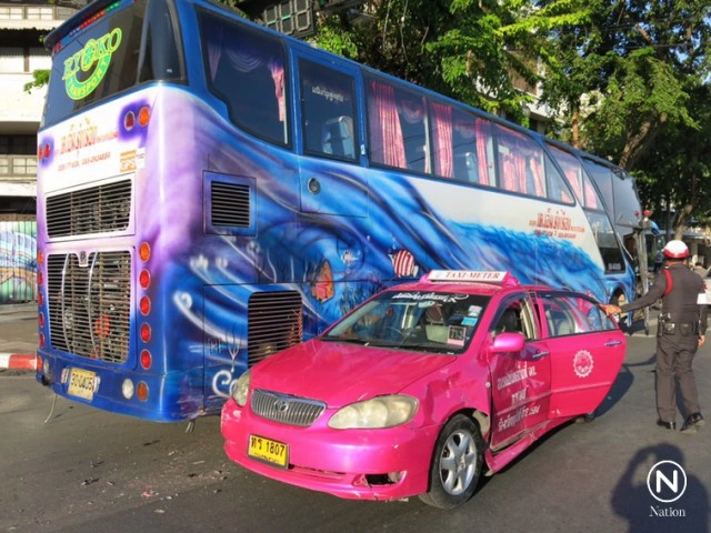 รถทัวร์เบรกแตก พุ่งชนรถกลางแยกคอกวัว