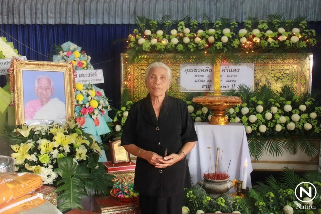 งานศพคุณทวดตีบ 120 ปี  ต้องสั่งเพิ่มช้อน 1,000 คัน ผู้มาร่วมงานขอเป็นสิริมงคล!