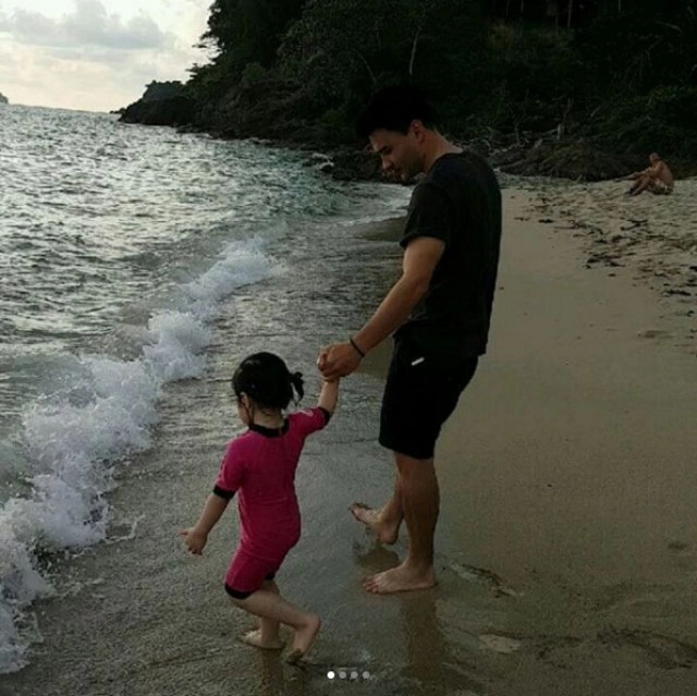 castaway
ตั๊ก-บริบูรณ์ พาลูกสาวมาเป็น "ชาวเกาะ"
ก่อกองไฟ กางเต้นท์ สร้างกระโจมทางมะพร้าว