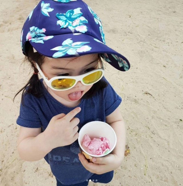 castaway
ตั๊ก-บริบูรณ์ พาลูกสาวมาเป็น "ชาวเกาะ"
ก่อกองไฟ กางเต้นท์ สร้างกระโจมทางมะพร้าว