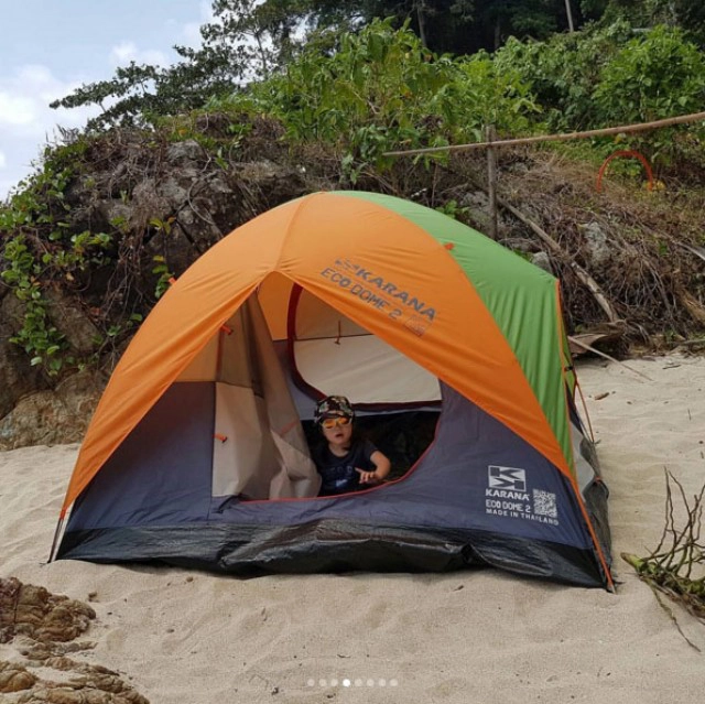 castaway
ตั๊ก-บริบูรณ์ พาลูกสาวมาเป็น "ชาวเกาะ"
ก่อกองไฟ กางเต้นท์ สร้างกระโจมทางมะพร้าว