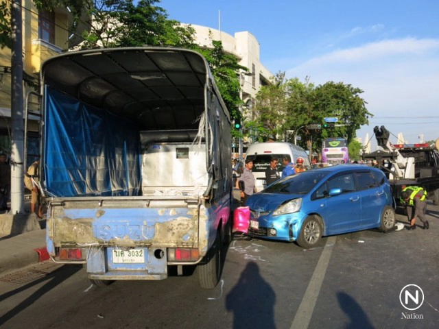 รถทัวร์เบรกแตก พุ่งชนรถกลางแยกคอกวัว