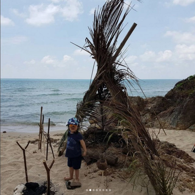 castaway
ตั๊ก-บริบูรณ์ พาลูกสาวมาเป็น "ชาวเกาะ"
ก่อกองไฟ กางเต้นท์ สร้างกระโจมทางมะพร้าว