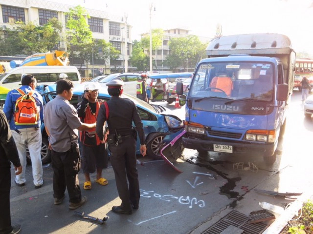 รถทัวร์เบรกแตก พุ่งชนรถกลางแยกคอกวัว