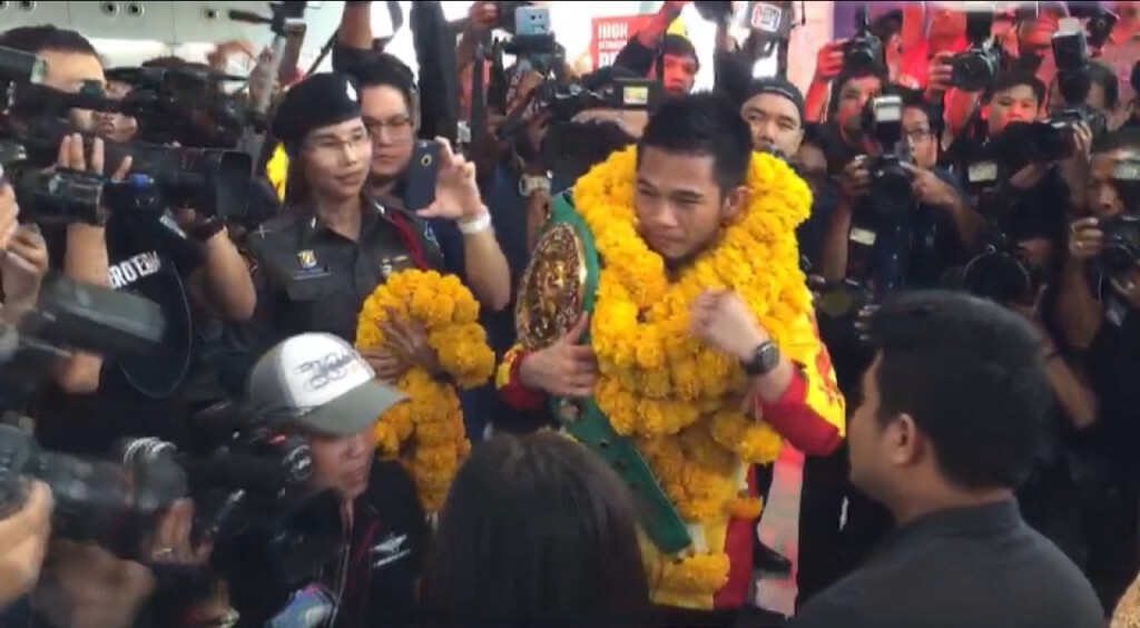 21-03-60 เก็บตกเที่ยง :แหลม ศรีสะเกษ หอบเข็มขัดแชมป์โลกกลับถึงไทยท่าม 21-03-60 เก็บตกเที่ยง :แหลม ศรีสะเกษ หอบเข็มขัดแชมป์โลกกลับถึงไทยท่าม