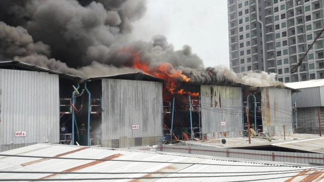 ไฟไหม้ "แคมป์คนงาน" ซ.เจริญราษฎร์5