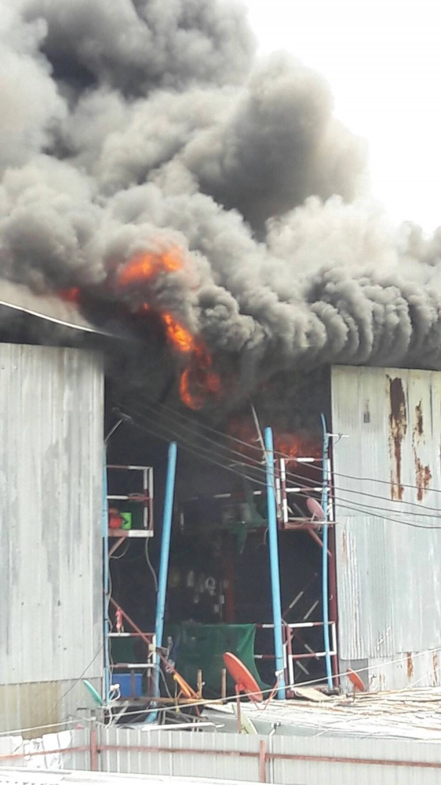 ไฟไหม้ "แคมป์คนงาน" ซ.เจริญราษฎร์5