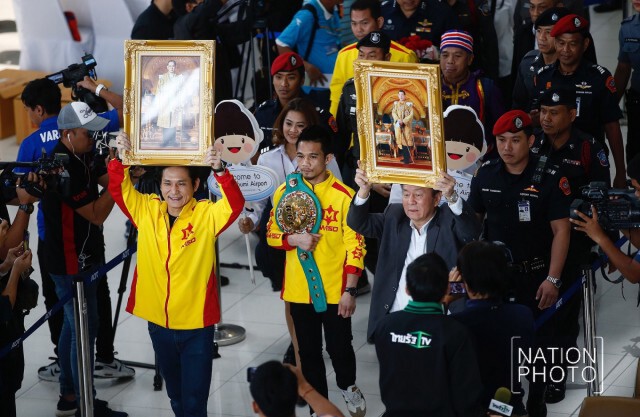 "ศรีสะเกษ" เดินทางถึงไทย แฟนมวย แห่ต้อนรับสุดอบอุ่น