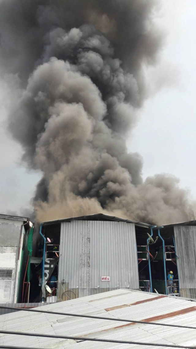 ไฟไหม้ "แคมป์คนงาน" ซ.เจริญราษฎร์5
