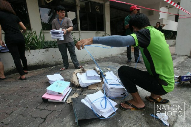 จนท.กปภ.เร่งคัดแยกเอกสารไฟไหม้
ตากแดดให้แห้ง เตรียมนำเก็บเข้าคลัง