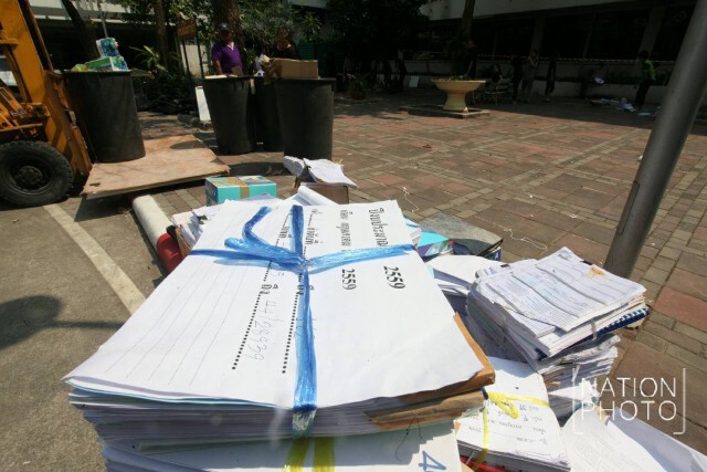 จนท.กปภ.เร่งคัดแยกเอกสารไฟไหม้
ตากแดดให้แห้ง เตรียมนำเก็บเข้าคลัง