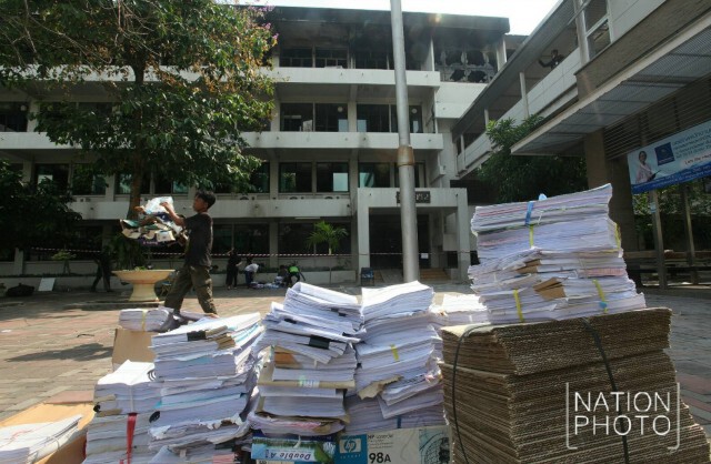 จนท.กปภ.เร่งคัดแยกเอกสารไฟไหม้
ตากแดดให้แห้ง เตรียมนำเก็บเข้าคลัง
