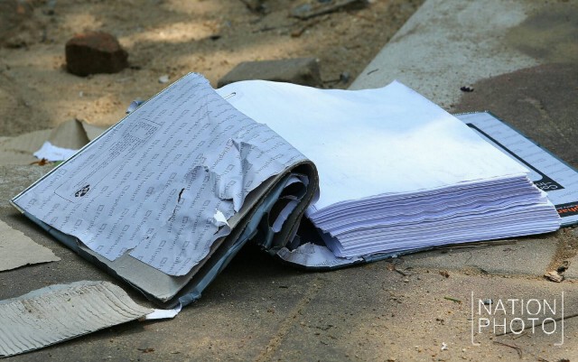 จนท.กปภ.เร่งคัดแยกเอกสารไฟไหม้
ตากแดดให้แห้ง เตรียมนำเก็บเข้าคลัง
