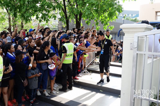 ภาพชุด "ซิโก้" นำ "ช้างศึก" ไหว้ศาลฯ หน้าสนามราชมังคลาฯ ก่อนดวลซาอุ
