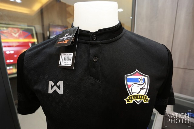 แฟนช้างศึก เลือกซื้อเสื้อชุดใหม่ ก่อนส่งใจเชียร์ไทย ดวลซาอุฯ