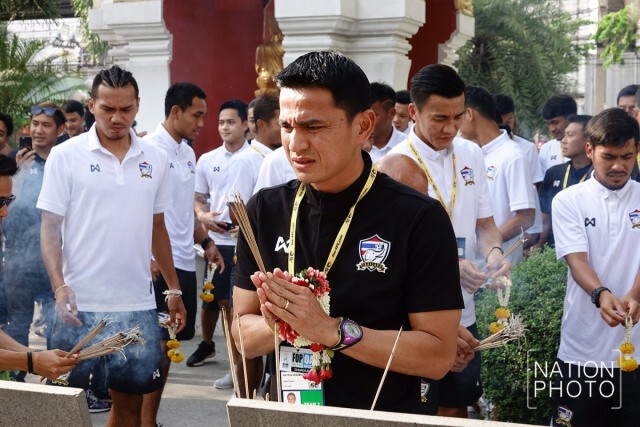 ภาพชุด "ซิโก้" นำ "ช้างศึก" ไหว้ศาลฯ หน้าสนามราชมังคลาฯ ก่อนดวลซาอุ