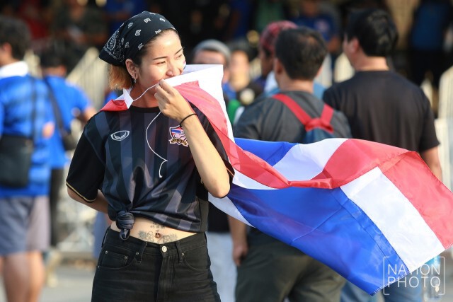 แฟนบอลทยอยเข้าสนาม ชม "ช้างศึก" ฟัด "ซาอุฯ"