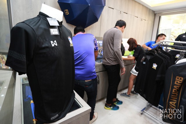 แฟนช้างศึก เลือกซื้อเสื้อชุดใหม่ ก่อนส่งใจเชียร์ไทย ดวลซาอุฯ