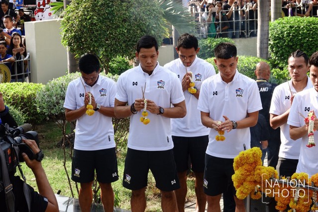 ภาพชุด "ซิโก้" นำ "ช้างศึก" ไหว้ศาลฯ หน้าสนามราชมังคลาฯ ก่อนดวลซาอุ