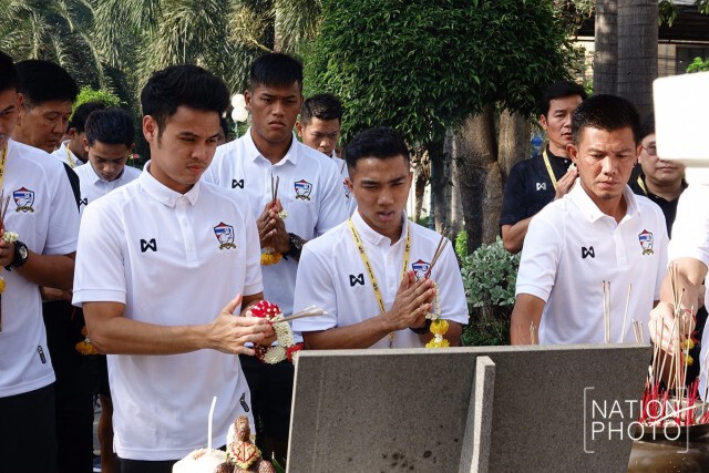 ภาพชุด "ซิโก้" นำ "ช้างศึก" ไหว้ศาลฯ หน้าสนามราชมังคลาฯ ก่อนดวลซาอุ