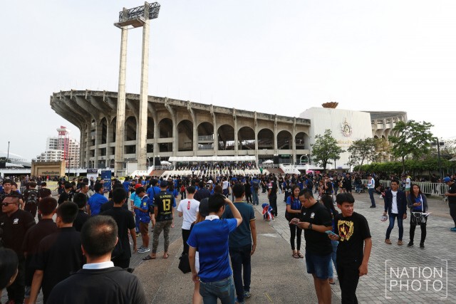แฟนบอลทยอยเข้าสนาม ชม "ช้างศึก" ฟัด "ซาอุฯ"
