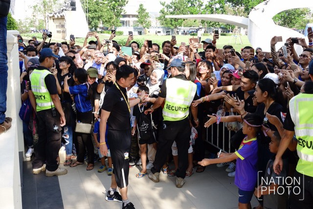ภาพชุด "ซิโก้" นำ "ช้างศึก" ไหว้ศาลฯ หน้าสนามราชมังคลาฯ ก่อนดวลซาอุ