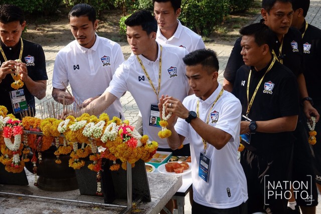 ภาพชุด "ซิโก้" นำ "ช้างศึก" ไหว้ศาลฯ หน้าสนามราชมังคลาฯ ก่อนดวลซาอุ