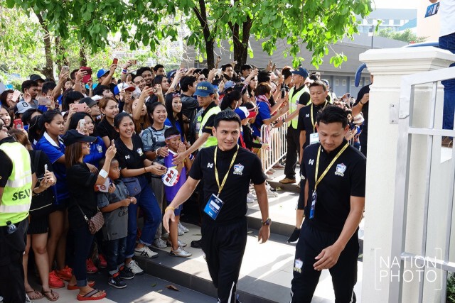 ภาพชุด "ซิโก้" นำ "ช้างศึก" ไหว้ศาลฯ หน้าสนามราชมังคลาฯ ก่อนดวลซาอุ