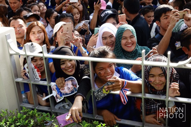 ภาพชุด "ซิโก้" นำ "ช้างศึก" ไหว้ศาลฯ หน้าสนามราชมังคลาฯ ก่อนดวลซาอุ