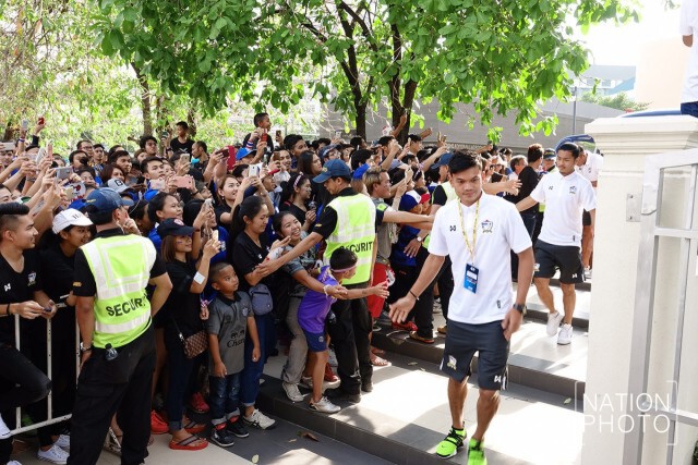 ภาพชุด "ซิโก้" นำ "ช้างศึก" ไหว้ศาลฯ หน้าสนามราชมังคลาฯ ก่อนดวลซาอุ