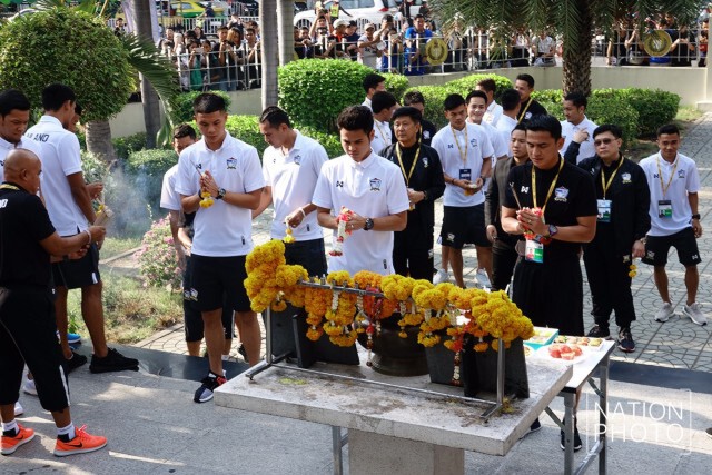 ภาพชุด "ซิโก้" นำ "ช้างศึก" ไหว้ศาลฯ หน้าสนามราชมังคลาฯ ก่อนดวลซาอุ