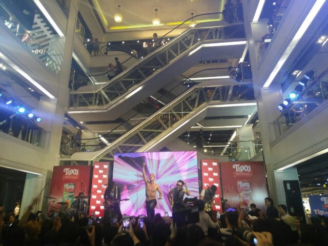 ชนี เก้ง กวาง ระทวย... "โตโน่" โชว์แผงอกแน่น มินิคอนเสิร์ตเปิดตัวทิปโก้ ม็อกเทล