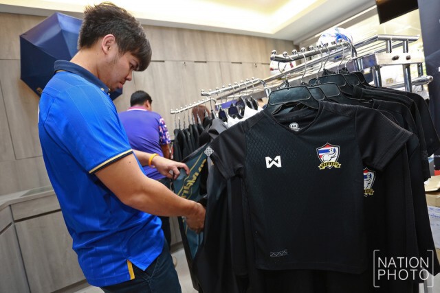 แฟนช้างศึก เลือกซื้อเสื้อชุดใหม่ ก่อนส่งใจเชียร์ไทย ดวลซาอุฯ