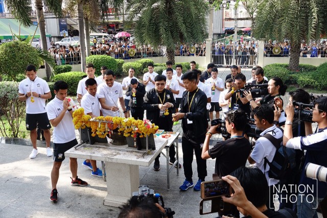 ภาพชุด "ซิโก้" นำ "ช้างศึก" ไหว้ศาลฯ หน้าสนามราชมังคลาฯ ก่อนดวลซาอุ