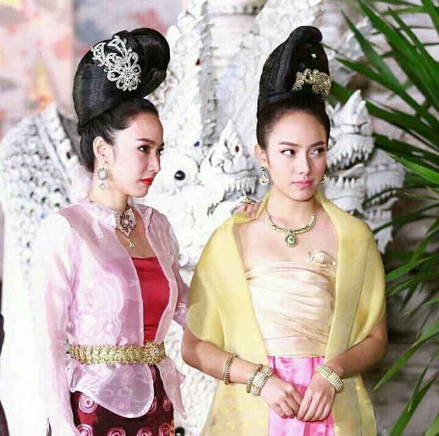 เปิดหน้า! อั้ม-เปรี้ยว สองแม่ลูก "เพลิงพระนาง" เหมือนกันอย่างกับ แกะออกมาจากแม่พิมพ์