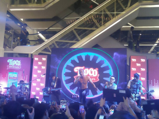 ชนี เก้ง กวาง ระทวย... "โตโน่" โชว์แผงอกแน่น มินิคอนเสิร์ตเปิดตัวทิปโก้ ม็อกเทล
