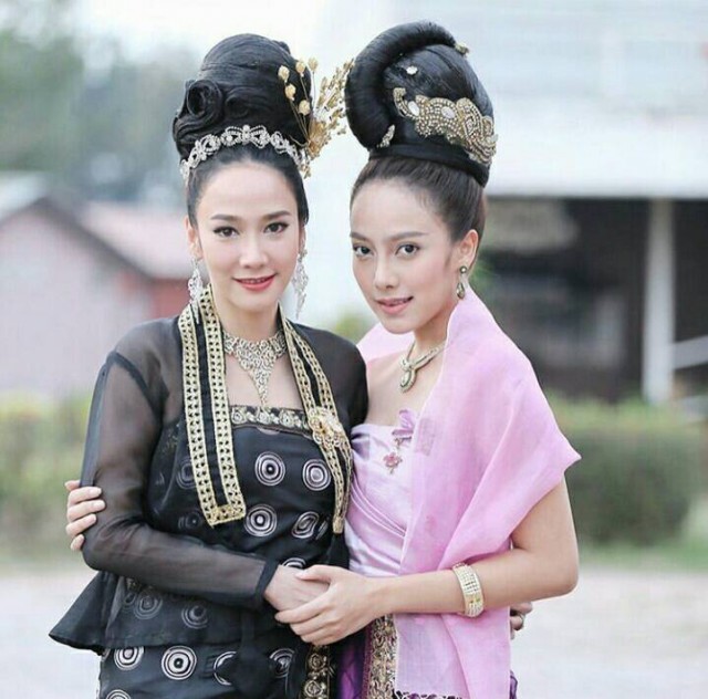 เปิดหน้า! อั้ม-เปรี้ยว สองแม่ลูก "เพลิงพระนาง" เหมือนกันอย่างกับ แกะออกมาจากแม่พิมพ์