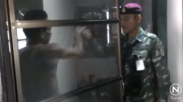 ทหารงง? หนุ่มใหญ่คลั่งของขึ้น
เรียกทหารมาลูบหัวเล่น