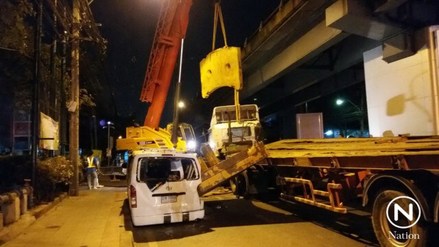 รถบรรทุกเหล็กสร้างรถไฟฟ้าชนท้ายรถเมล์ ม้วนเหล็กหล่นทับรถตู้ เจ็บ 3 ราย