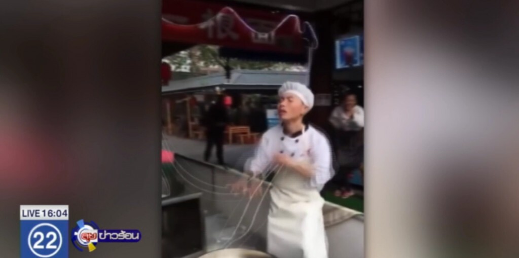 หนุ่มสาวบะหมี่ลีลาเด็ดในจีน ถูกแฉ ดังแล้วหยิ่ง หนุ่มสาวบะหมี่ลีลาเด็ดในจีน ถูกแฉ ดังแล้วหยิ่ง