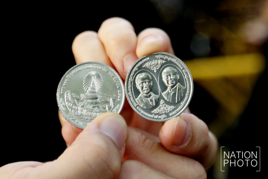 จุฬาฯ เปิดให้แลกเหรียญกษาปณ์ที่ระลึก 100 ปี จุฬาฯ จุฬาฯ เปิดให้แลกเหรียญกษาปณ์ที่ระลึก 100 ปี จุฬาฯ