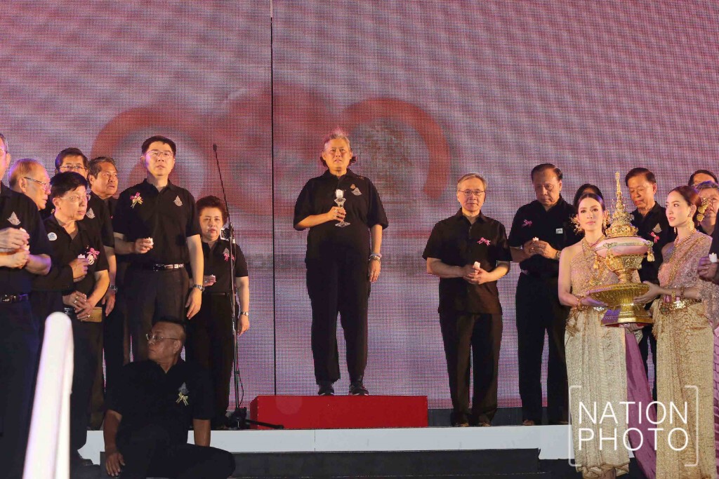 สมเด็จพระเทพฯ ทรงนำจุดเทียนรำลึก ในงาน "จุฬาฯ ๑๐๐ ปี ศตวรรษแห่งความภูมิใจ" สมเด็จพระเทพฯ ทรงนำจุดเทียนรำลึก ในงาน "จุฬาฯ ๑๐๐ ปี ศตวรรษแห่งความภูมิใจ"