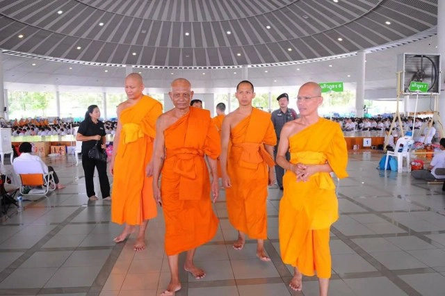 ตำรวจพระ-พศ.-ตร.-ฝ่ายปกครอง สนธิกำลัง
เข้าตรวจ"ธรรมกาย" ไม่พบ "ธัมมชโย"