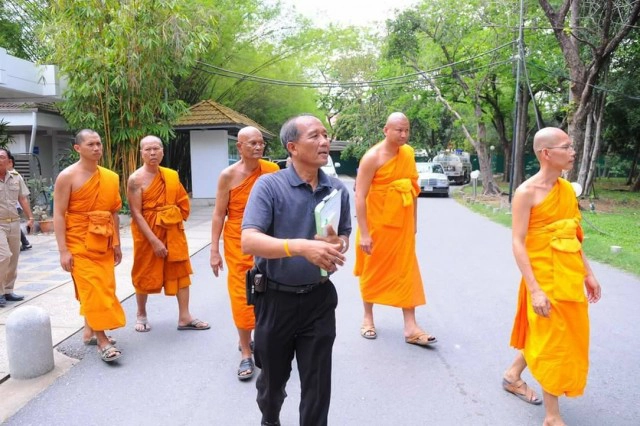 ตำรวจพระ-พศ.-ตร.-ฝ่ายปกครอง สนธิกำลัง
เข้าตรวจ"ธรรมกาย" ไม่พบ "ธัมมชโย"